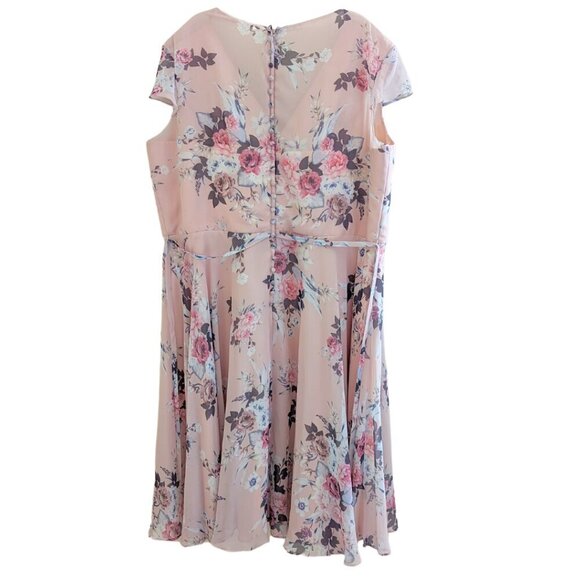 Chic Floral Midi Dress in Pink - Picture 2 of 12